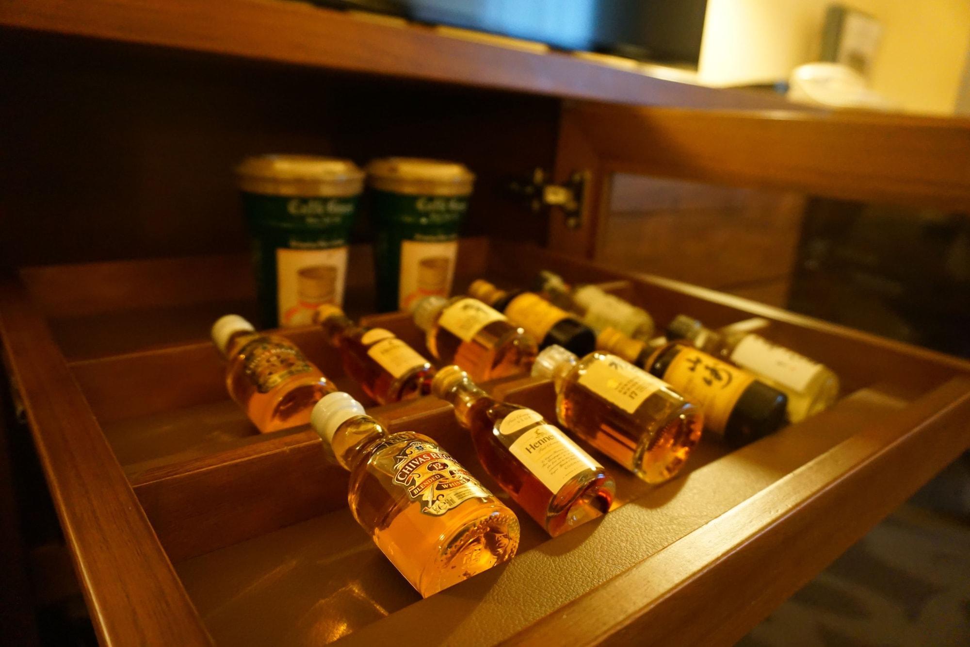 Hotel Nikko Fukuoka Fukuoka  Eksteriør bilde A drawer filled with toiletries