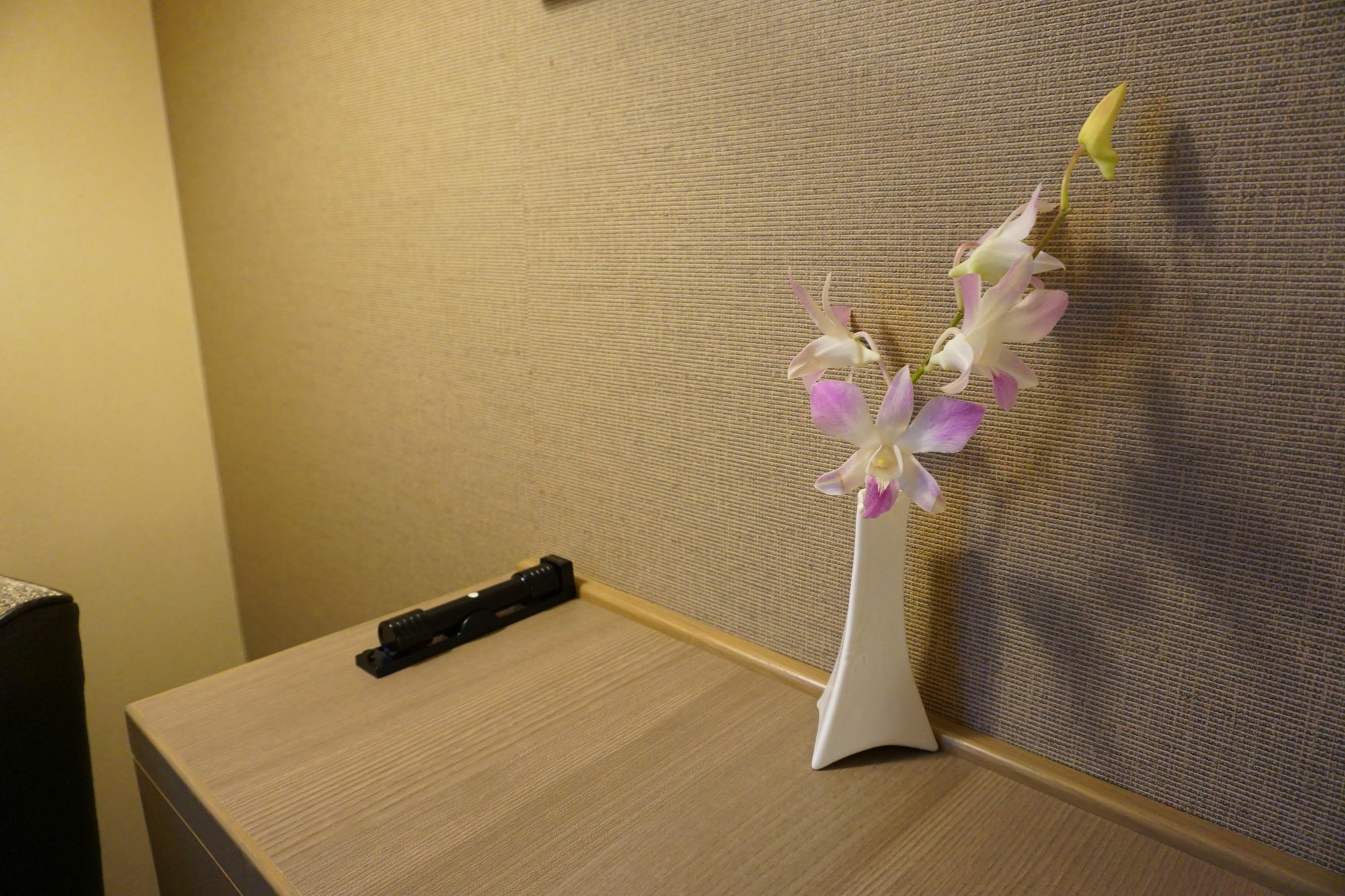 Hotel Nikko Fukuoka Fukuoka  Eksteriør bilde A vase of flowers in a hotel room